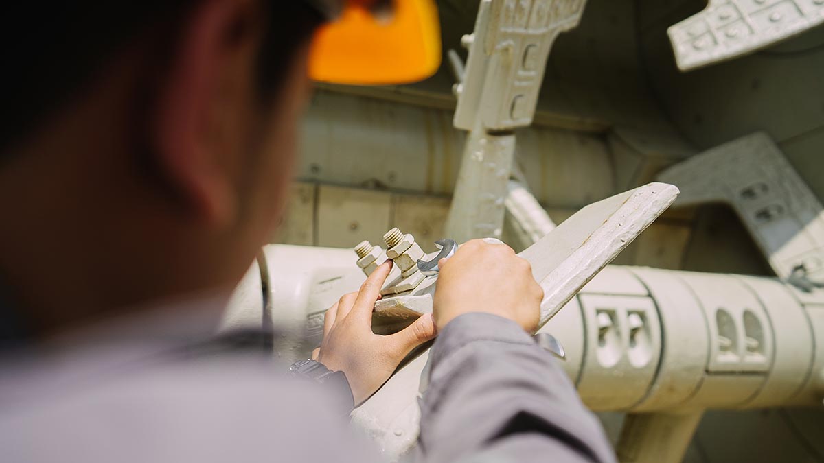 Mengenal Teknologi Side Type Breaker dalam Proyek Konstruksi